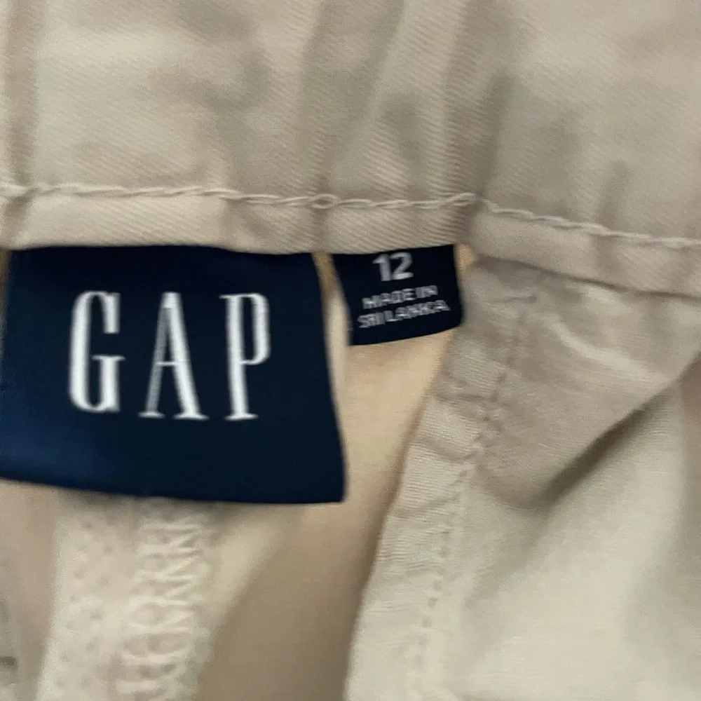 GAP Women’s Cream Shorts  size 12